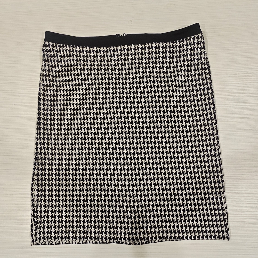 Classic Black and White Houndstooth Skirt